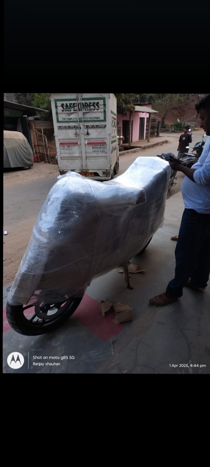 Team briefing before move